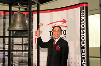 東京証券取引所市場第一部に上場時の写真