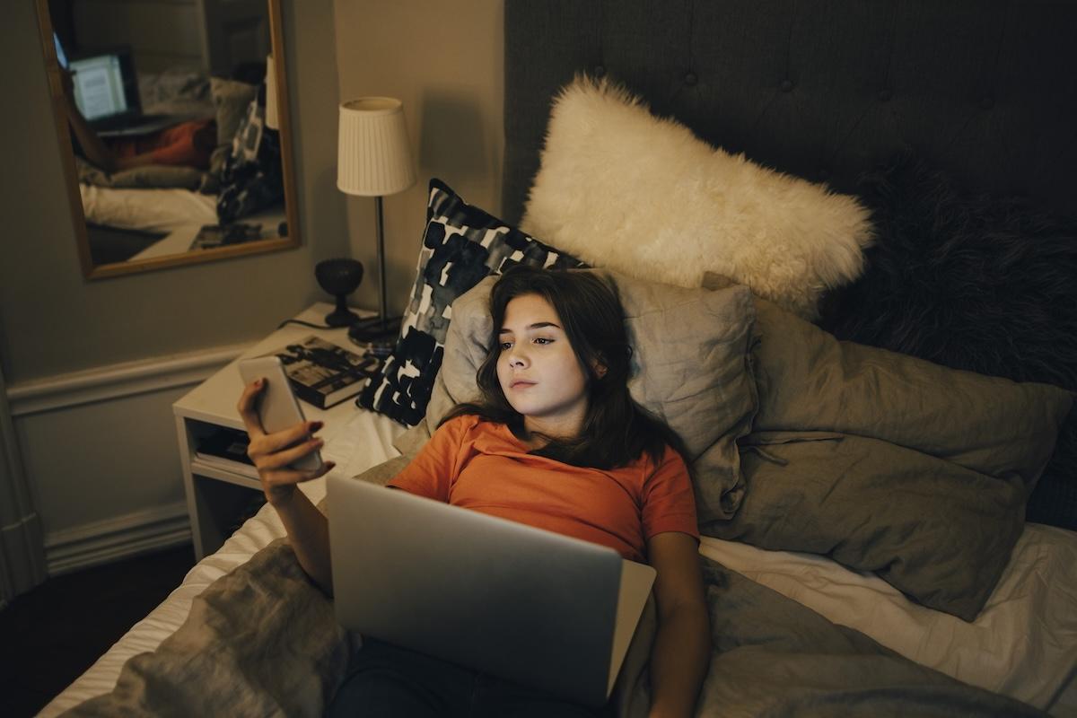 子どものSNS習慣が心の健康を奪う？ 不安やうつとの関連を最新の英国研究から読み解くの画像リンク